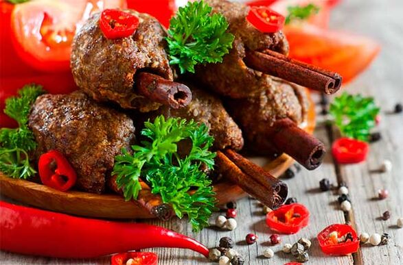Les rouleaux de viande avec des épices et des légumes sont un exemple de nutrition appropriée